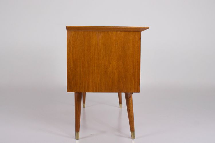 Modernistisches Sideboard mit Messing-Kompassfüßen.