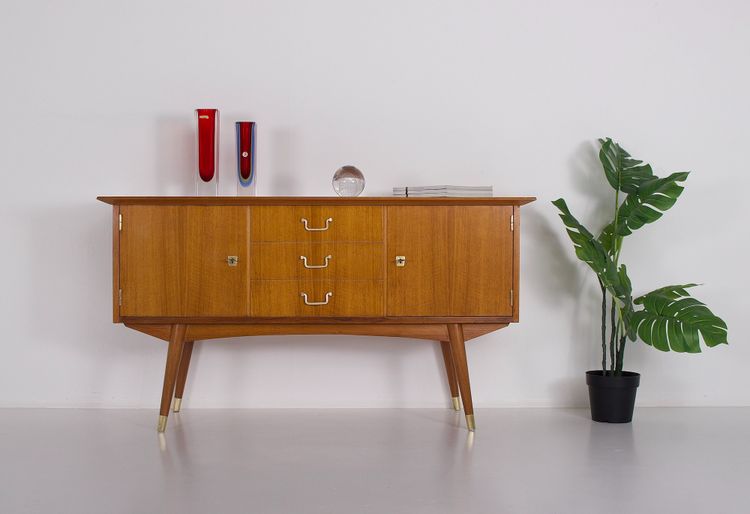Modernistisches Sideboard mit Messing-Kompassfüßen.