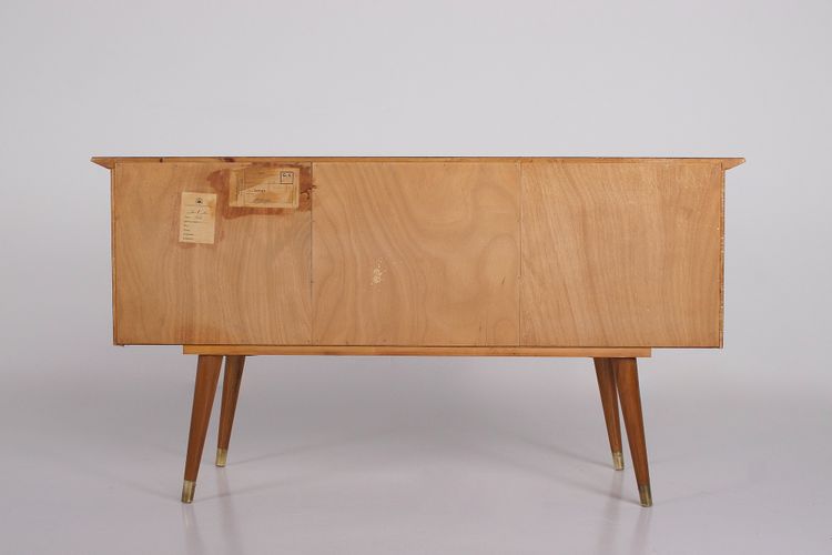Modernistisches Sideboard mit Messing-Kompassfüßen.