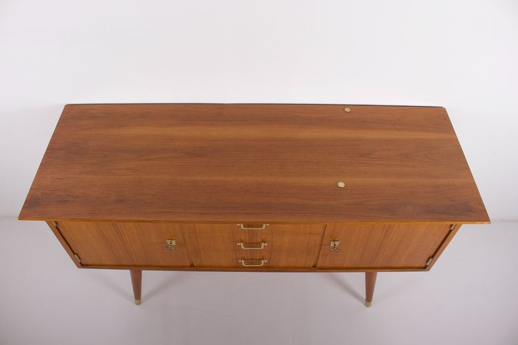 Modernistisches Sideboard mit Messing-Kompassfüßen.