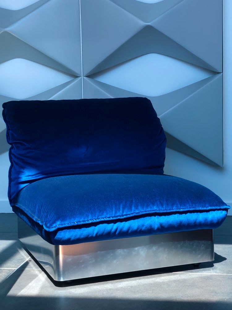 Chauffeuse en inox et tissu velours bleu roy dans le style de François Monnet, France années 70