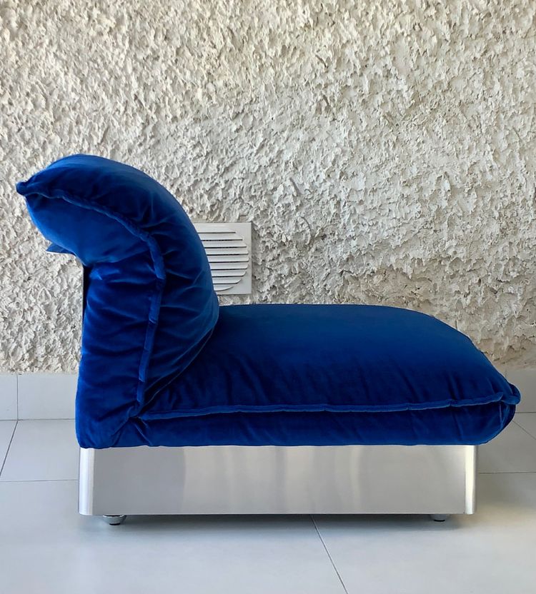 Chauffeuse en inox et tissu velours bleu roy dans le style de François Monnet, France années 70