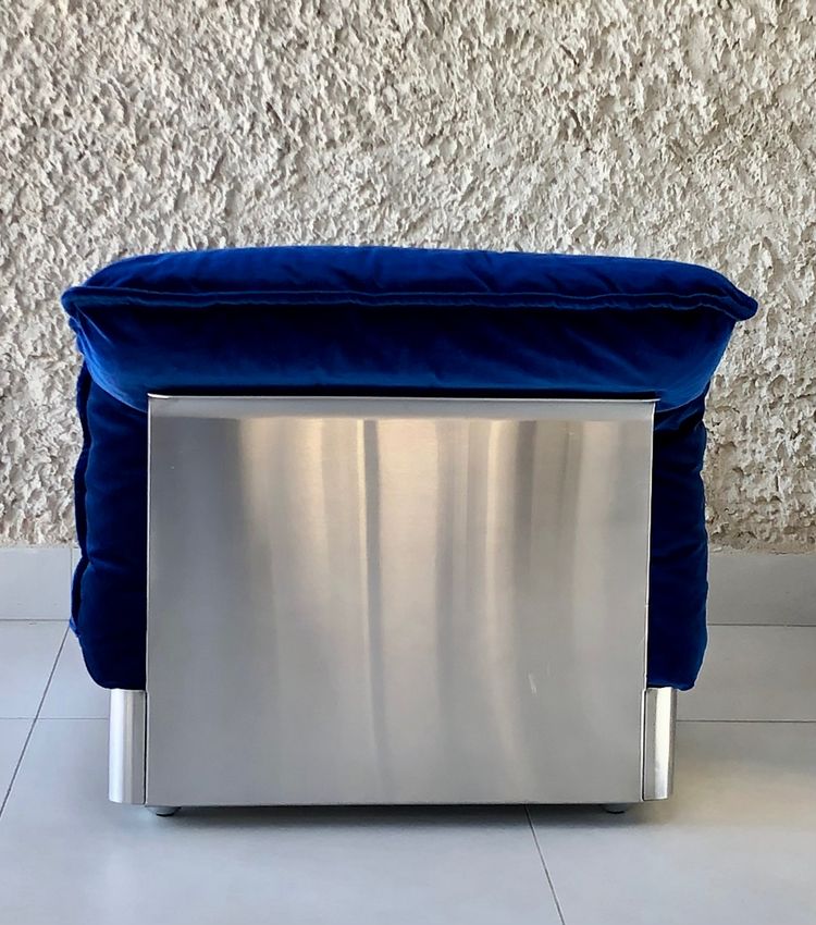 Chauffeuse en inox et tissu velours bleu roy dans le style de François Monnet, France années 70