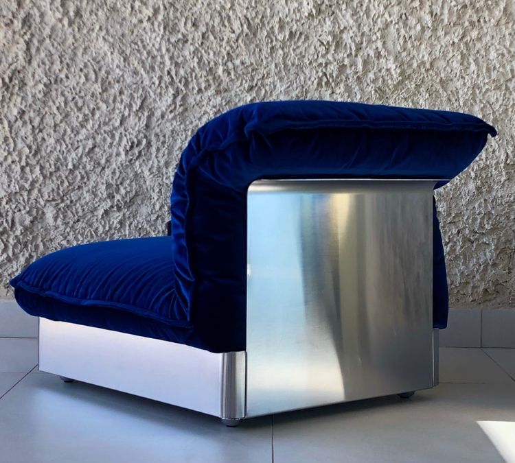 Chauffeuse en inox et tissu velours bleu roy dans le style de François Monnet, France années 70