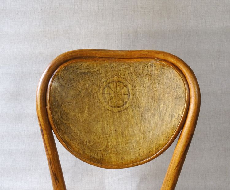 Sedia N°28 "cuore" bistrot, in legno curvato - No Thonet - 1890 -