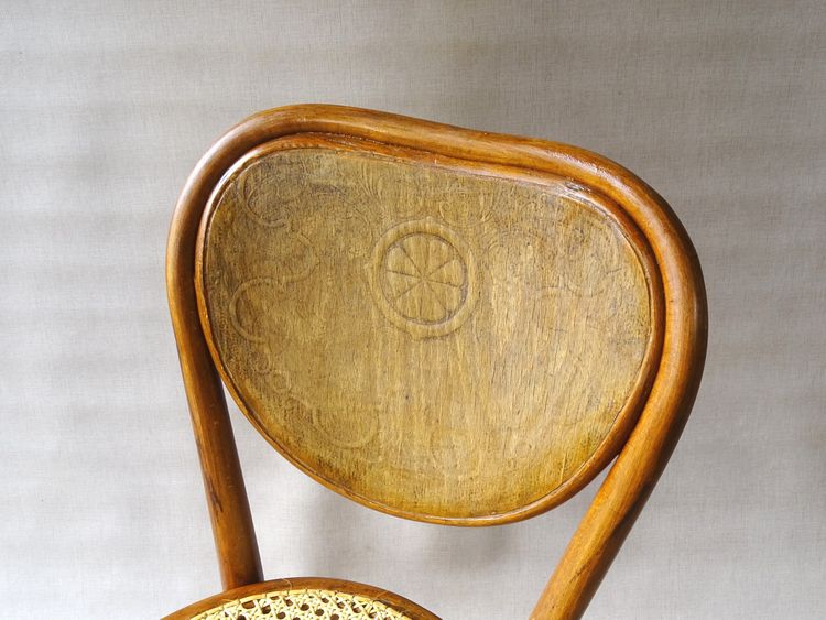 Sedia N°28 "cuore" bistrot, in legno curvato - No Thonet - 1890 -