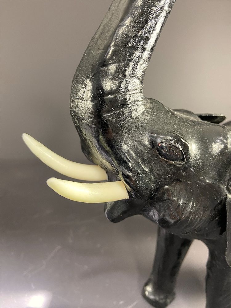 France, 1970, Ravissant éléphant En Cuir Noir.