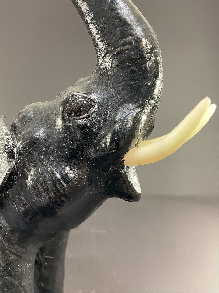 France, 1970, Ravissant éléphant En Cuir Noir.