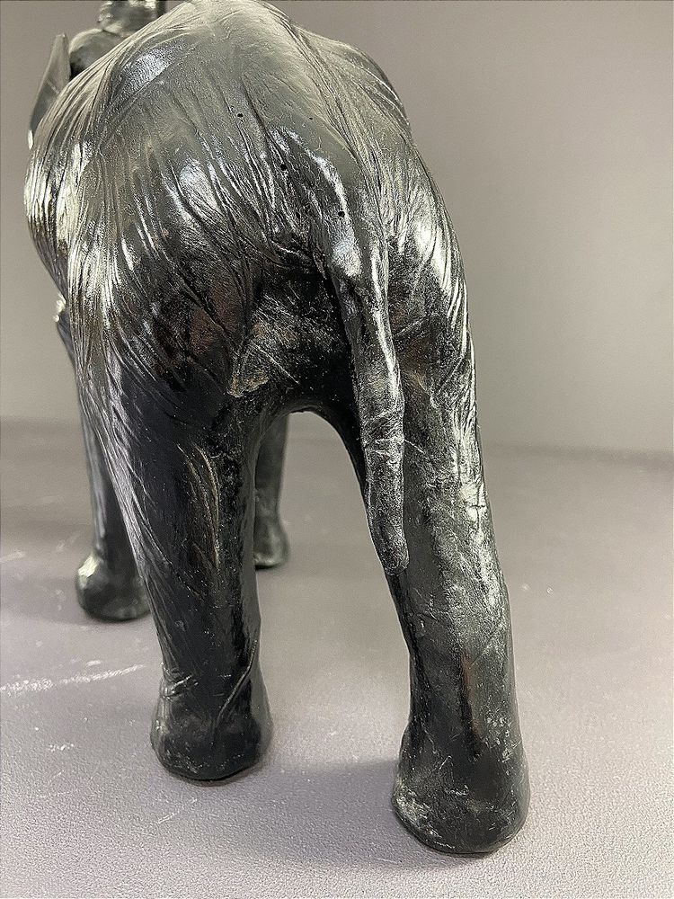 France, 1970, Ravissant éléphant En Cuir Noir.