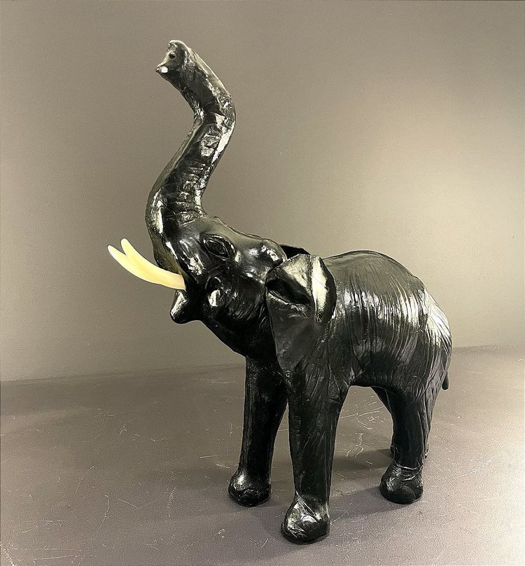 France, 1970, Ravissant éléphant En Cuir Noir.