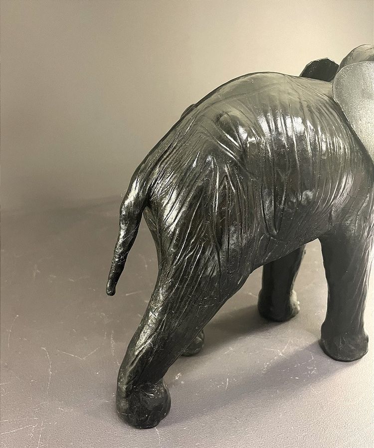 France, 1970, Ravissant éléphant En Cuir Noir.