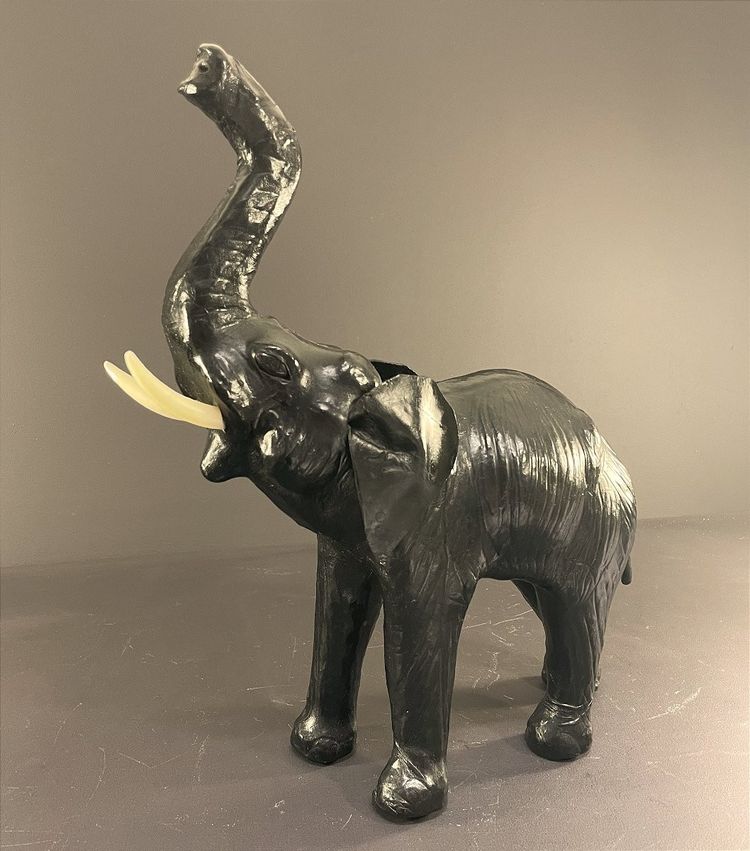 France, 1970, Ravissant éléphant En Cuir Noir.
