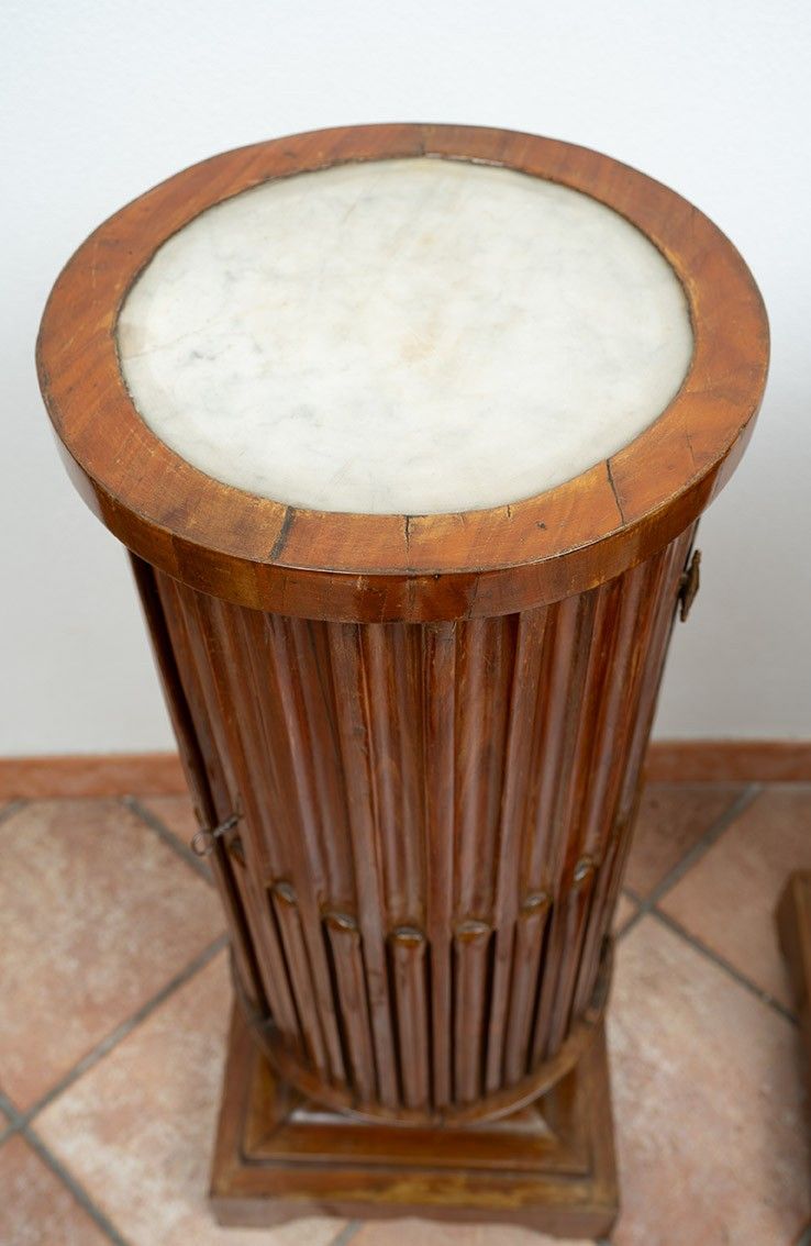 Pair of antique cherry columns with white marble top. Naples, 19th century.