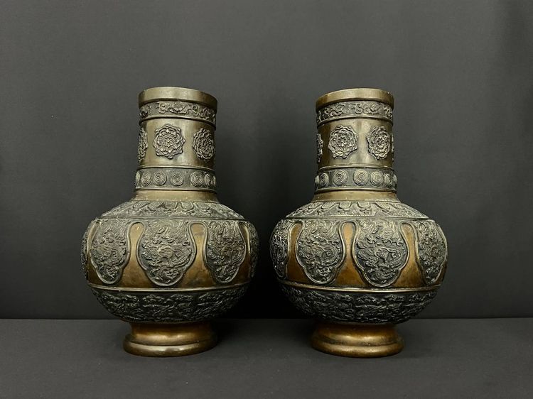 Pair of large bronze vases decorated with dragons - Asian art