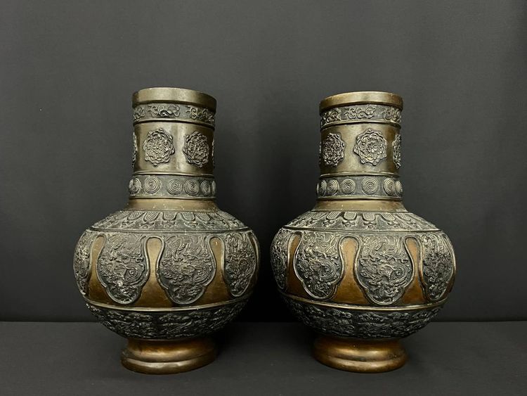 Pair of large bronze vases decorated with dragons - Asian art