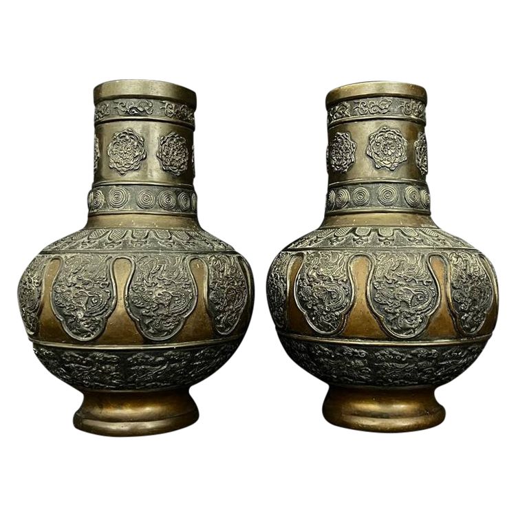 Pair of large bronze vases decorated with dragons - Asian art