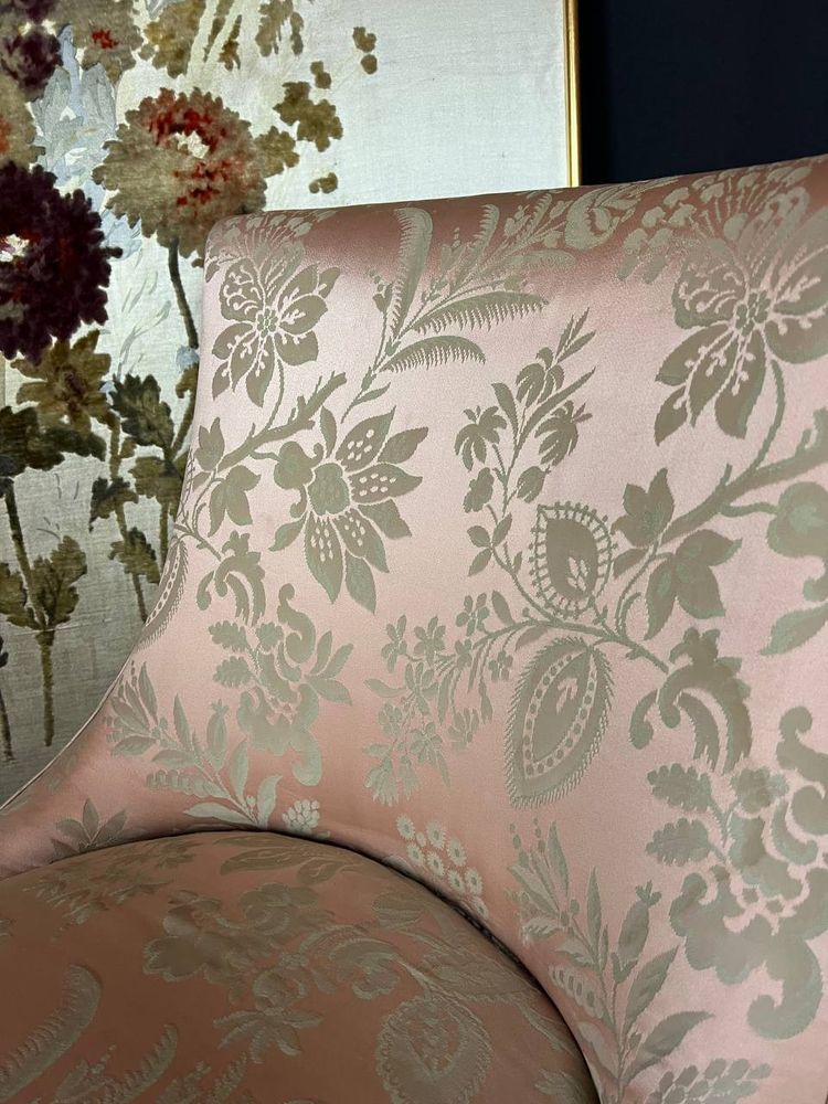 Ensemble fauteuil et pouf Louis XV, tissu damassé rose ancien