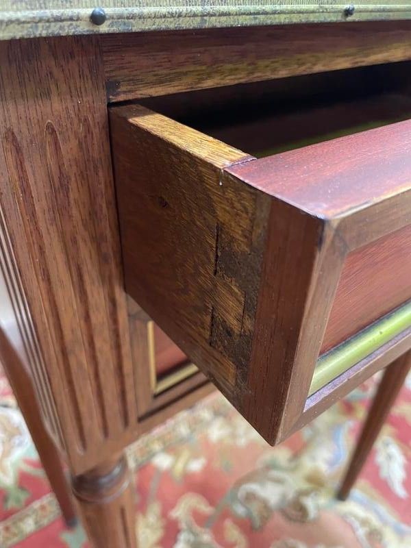 Paire de tables de chevets style Louis XVI avec tirette