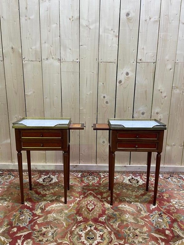 Paire de tables de chevets style Louis XVI avec tirette