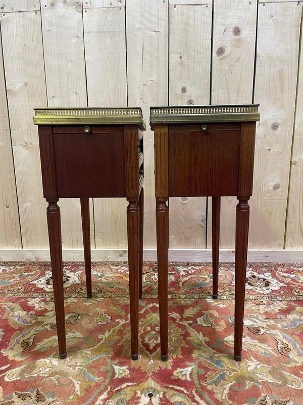 Paire de tables de chevets style Louis XVI avec tirette