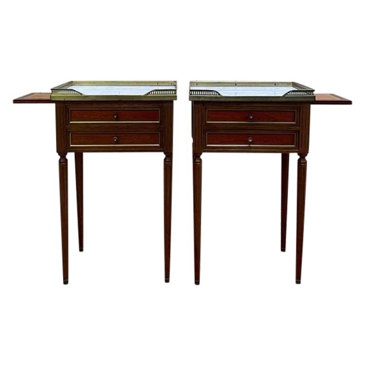 Paire de tables de chevets style Louis XVI avec tirette