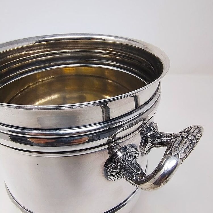 1950 Splendido secchiello per champagne o ghiaccio di Christofle in argento placcato. Prodotto in Francia
