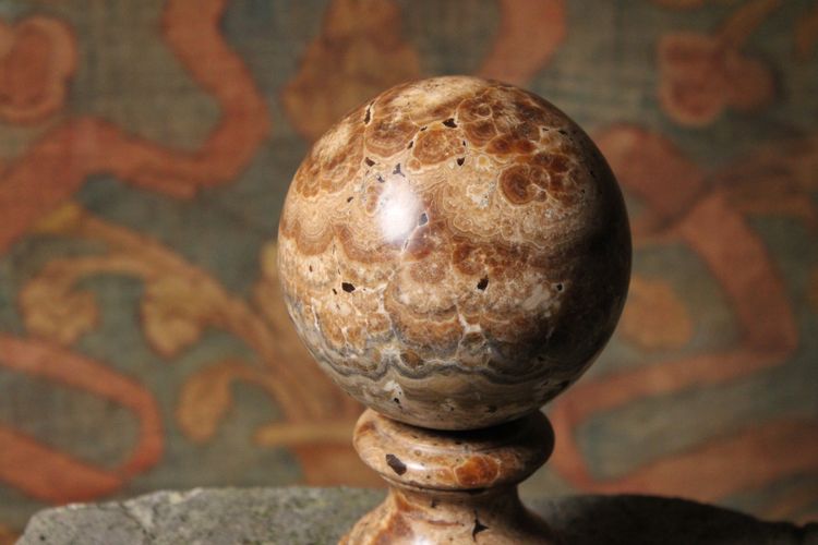 Sphère montée sur pied en onyx rubané ou albâtre, Italie, XXe