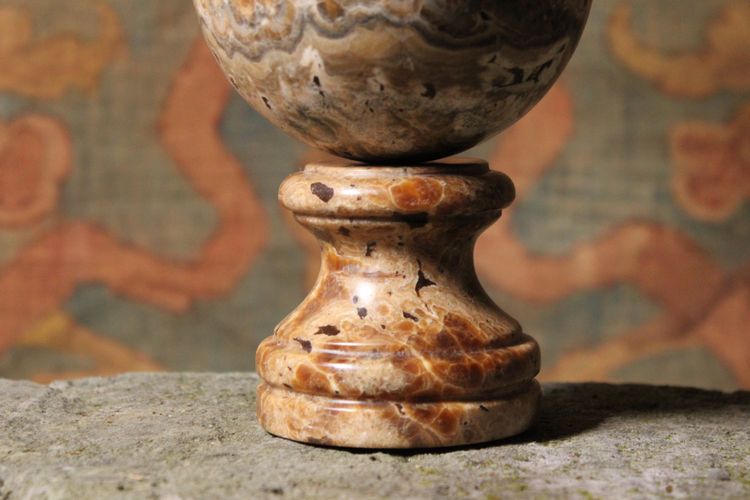 Sphère montée sur pied en onyx rubané ou albâtre, Italie, XXe
