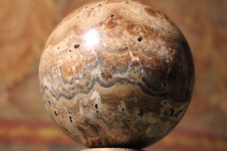 Sphère montée sur pied en onyx rubané ou albâtre, Italie, XXe