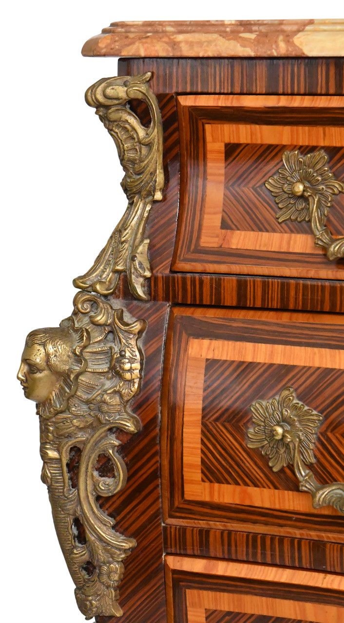 Cassettone in stile Luigi XV in intarsio con decorazione a spagnoletta