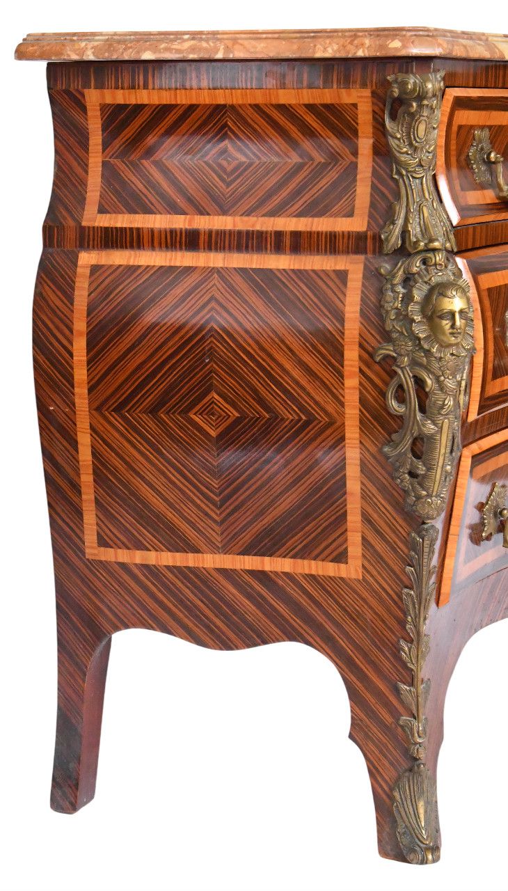Cassettone in stile Luigi XV in intarsio con decorazione a spagnoletta