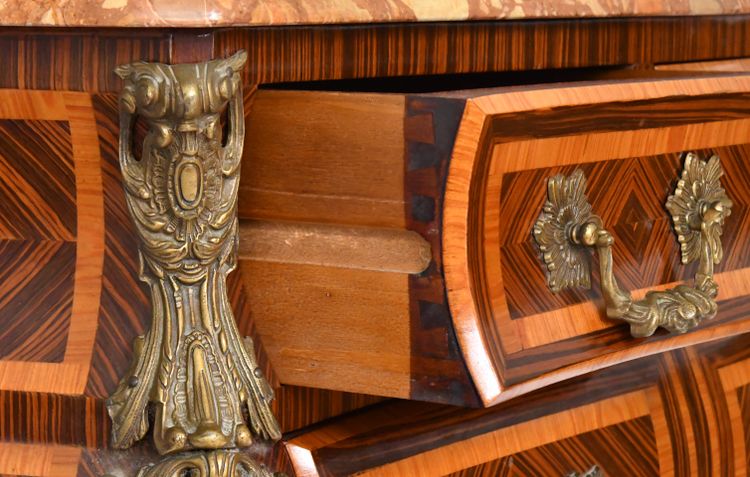 Cassettone in stile Luigi XV in intarsio con decorazione a spagnoletta