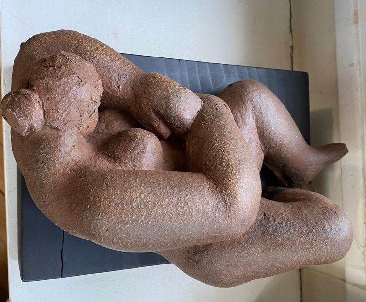 Scultura in terracotta. Nudo femminile reclinato. Scuola francese del XX secolo.