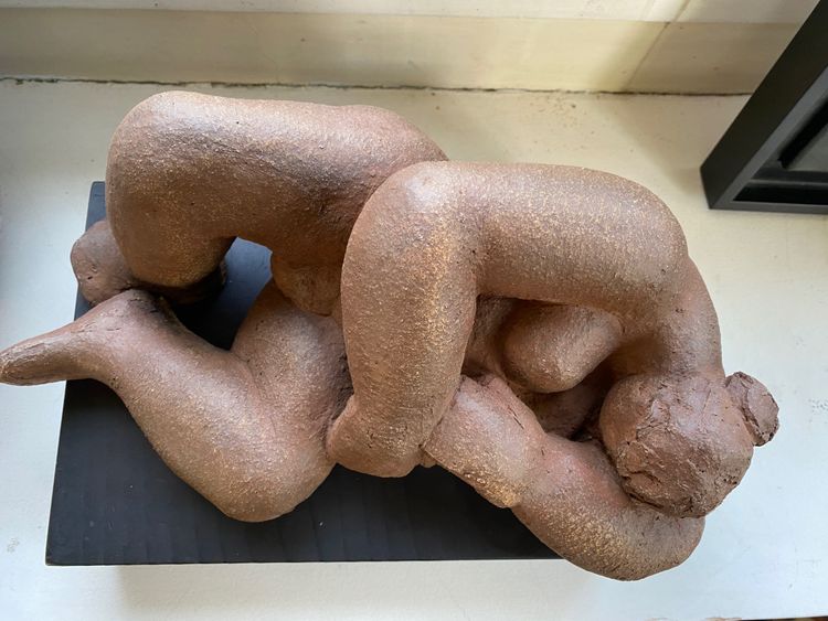 Scultura in terracotta. Nudo femminile reclinato. Scuola francese del XX secolo.