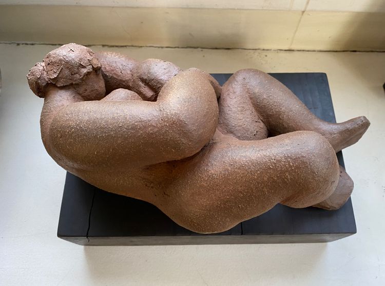 Scultura in terracotta. Nudo femminile reclinato. Scuola francese del XX secolo.