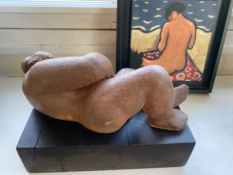 Scultura in terracotta. Nudo femminile reclinato. Scuola francese del XX secolo.