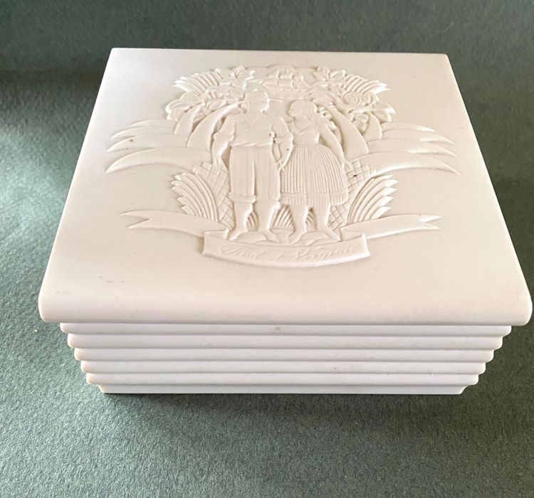 Paul and Virginie. Art Deco bakelite box. Edouard Fornells.