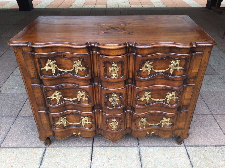 Une commode à portes du XVIIIe siècle
