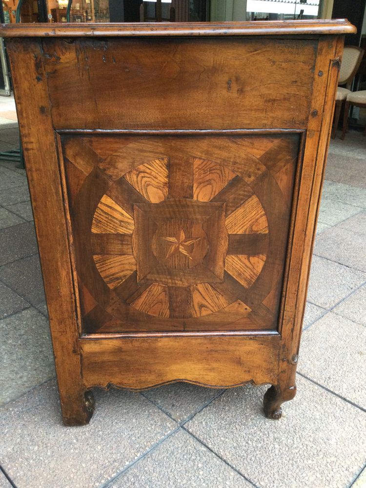 Une commode à portes du XVIIIe siècle