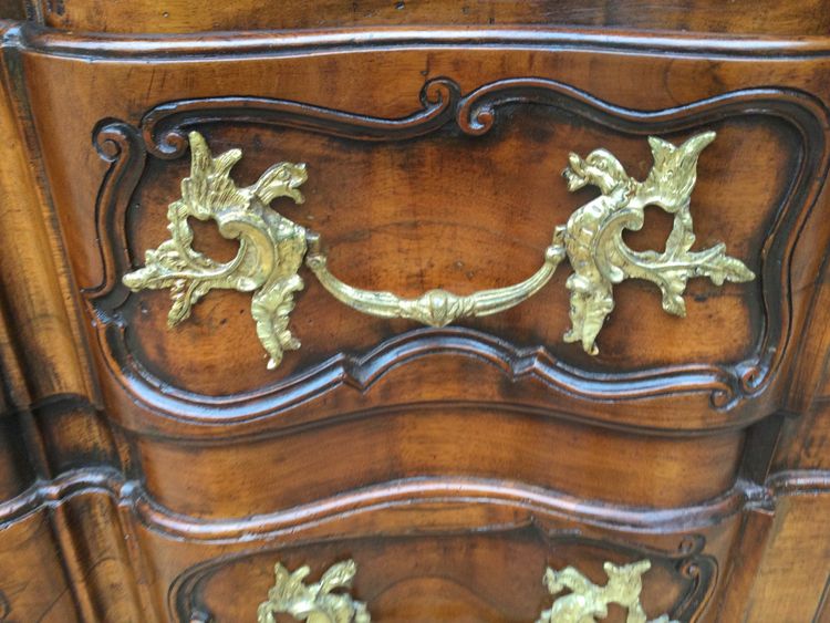 Une commode à portes du XVIIIe siècle