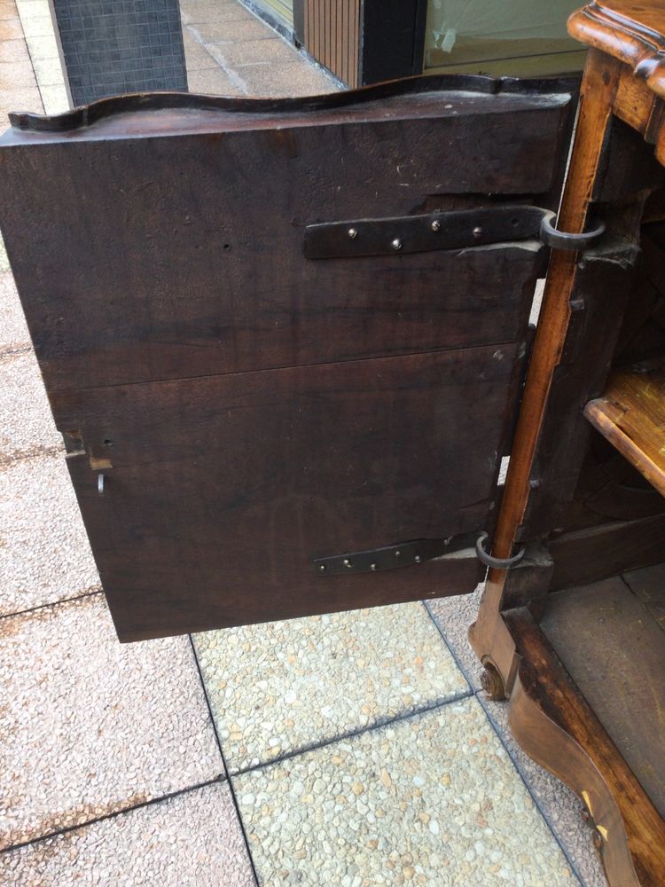 Une commode à portes du XVIIIe siècle