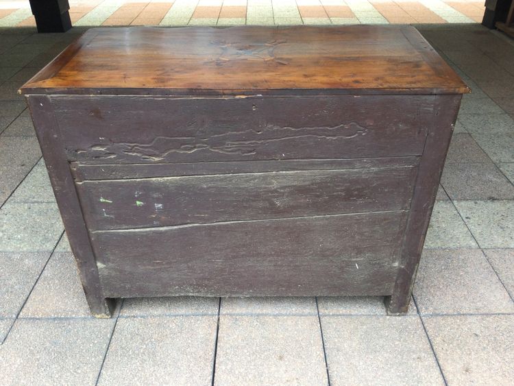 Une commode à portes du XVIIIe siècle