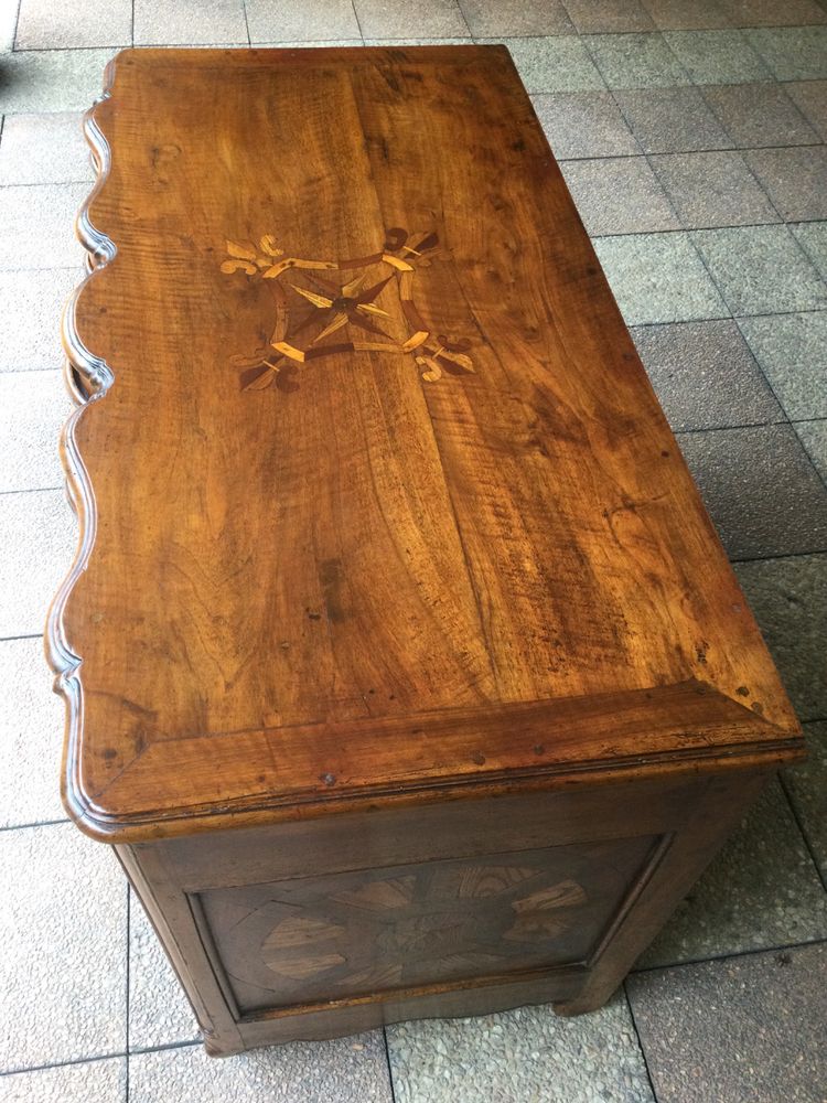 Une commode à portes du XVIIIe siècle