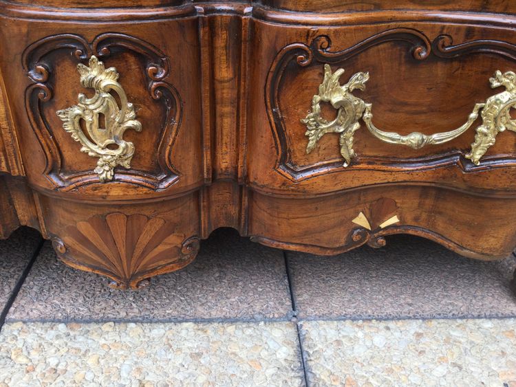 Une commode à portes du XVIIIe siècle