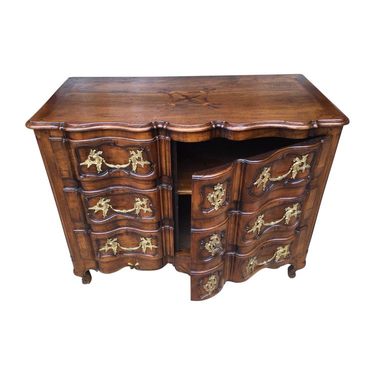 Une commode à portes du XVIIIe siècle