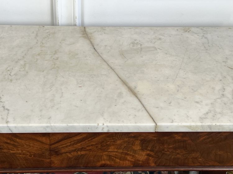 CONSOLE DI EPOCA IMPERO IMPIALLACCIATA IN MOGANO E BRONZO DORATO CON PIANO IN MARMO