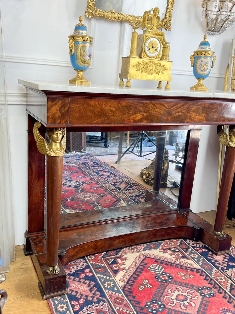 CONSOLE DI EPOCA IMPERO IMPIALLACCIATA IN MOGANO E BRONZO DORATO CON PIANO IN MARMO