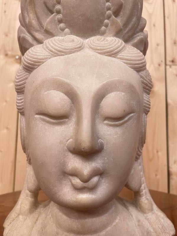 Capo di Buddha cinese Guanyin in marmo