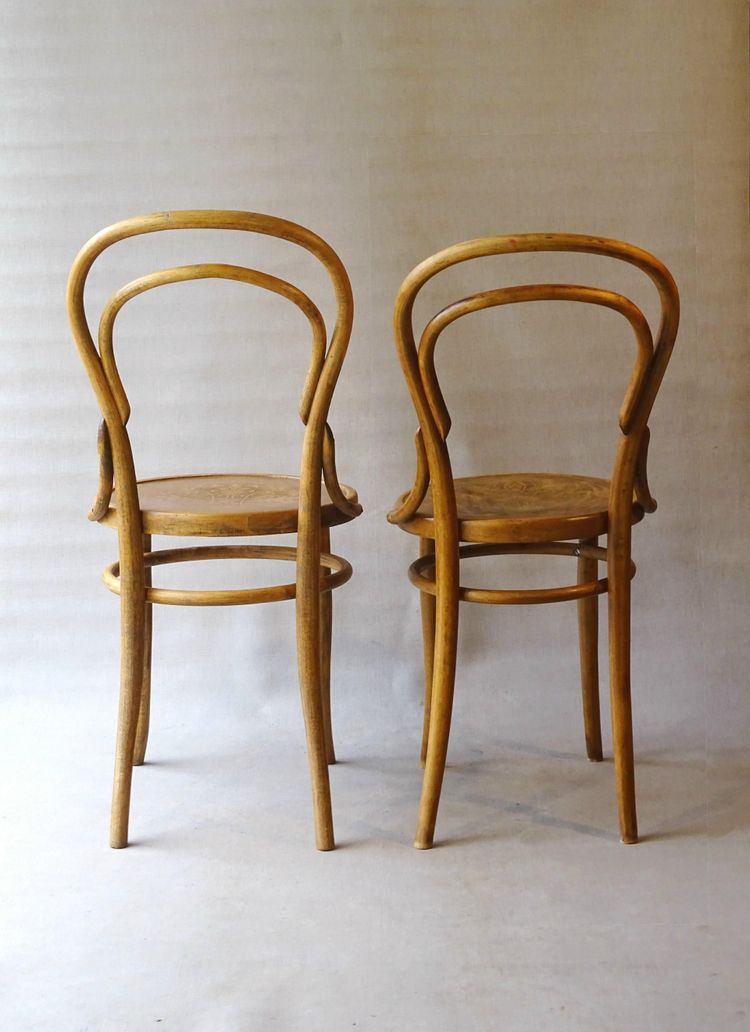 Set aus 2 Bistrostühlen mit Holzsitz , um 1925, no Thonet