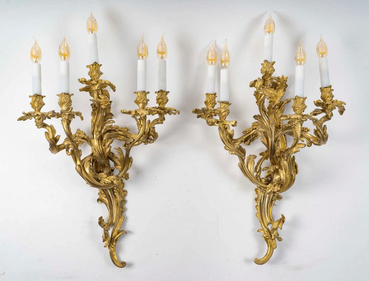 Importante coppia di appliques a cinque luci in stile Luigi XV, in bronzo cesellato e dorato, 1880-1 ca.